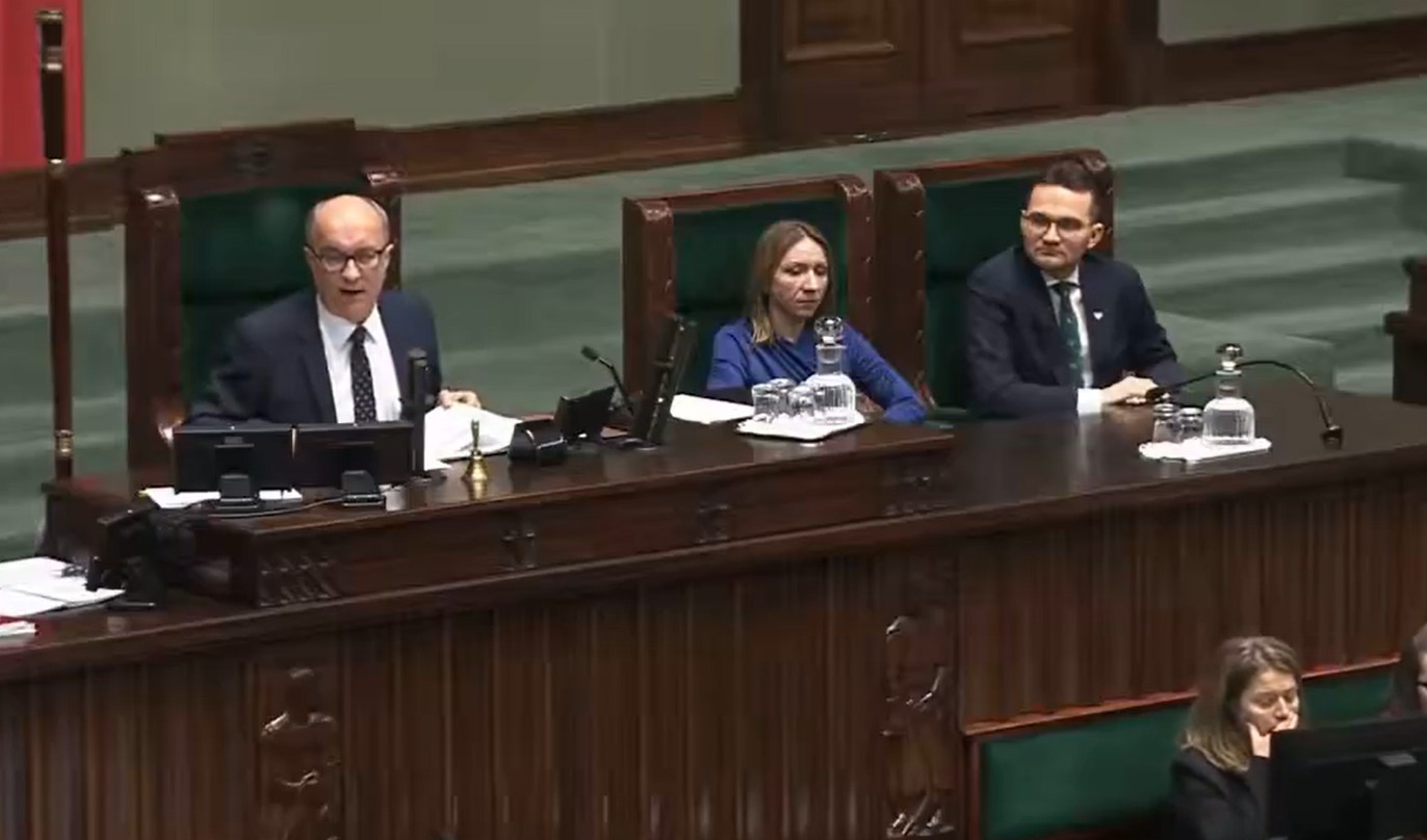 Czarzasty nie mógł powiedzieć nawet słowa. Głośne „precz z komuną” w Sejmie [WIDEO]