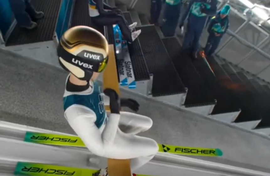 Wymowny gest Kacpra Tomasiaka przed skokiem. Skoczek się nie krępował [WIDEO]