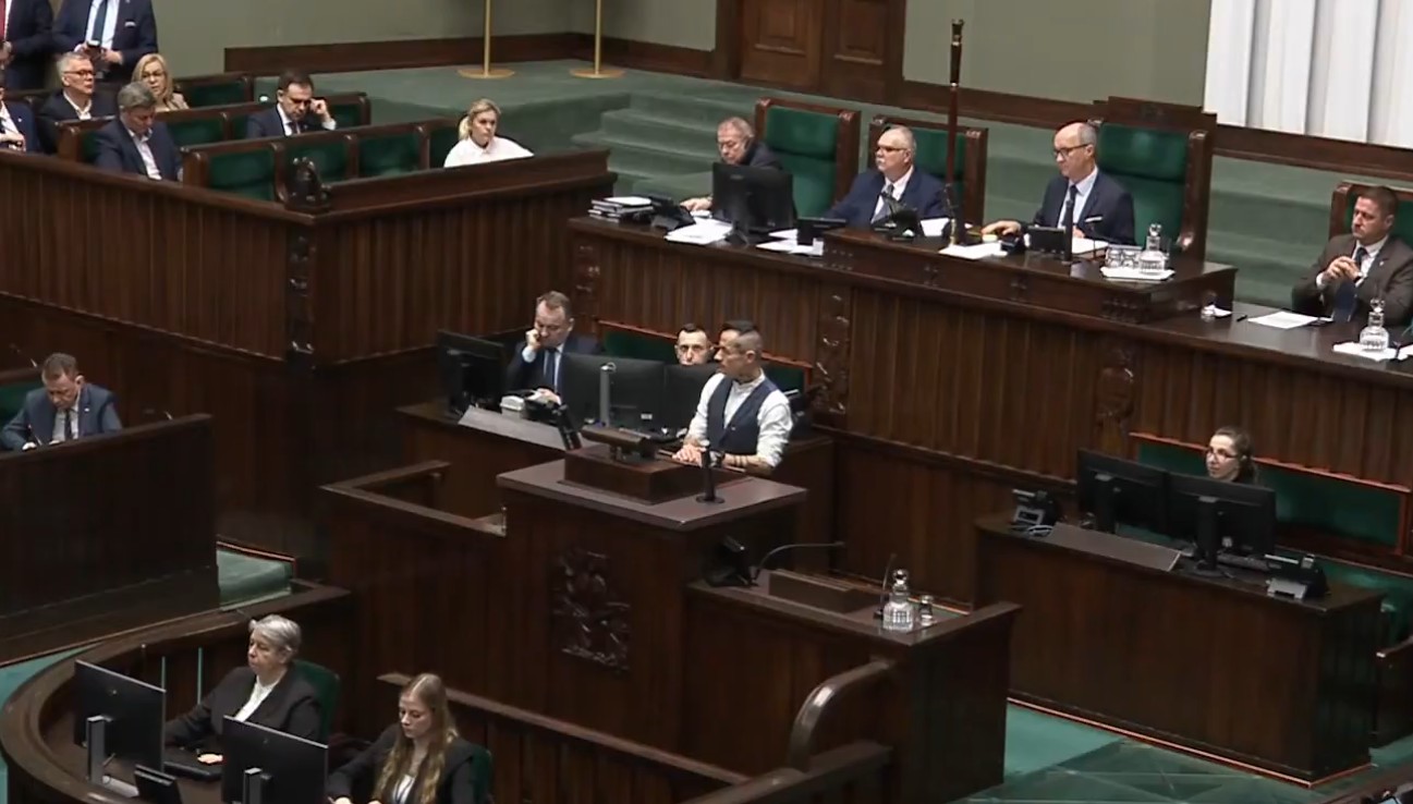 Nietypowe wystąpienie w polskim Sejmie. „Jako gej chciałbym spojrzeć się z mównicy…” [WIDEO]