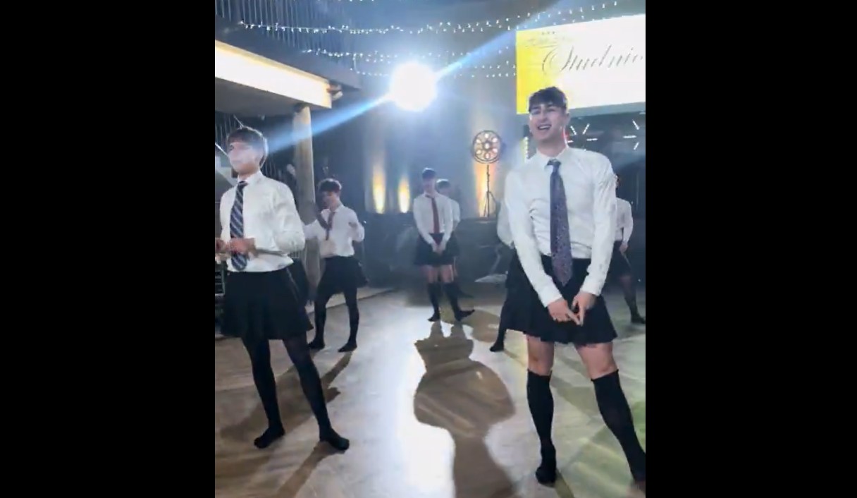 Burza po studniówce w Opolu. Chłopaki tańczyli w spódniczkach [WIDEO]