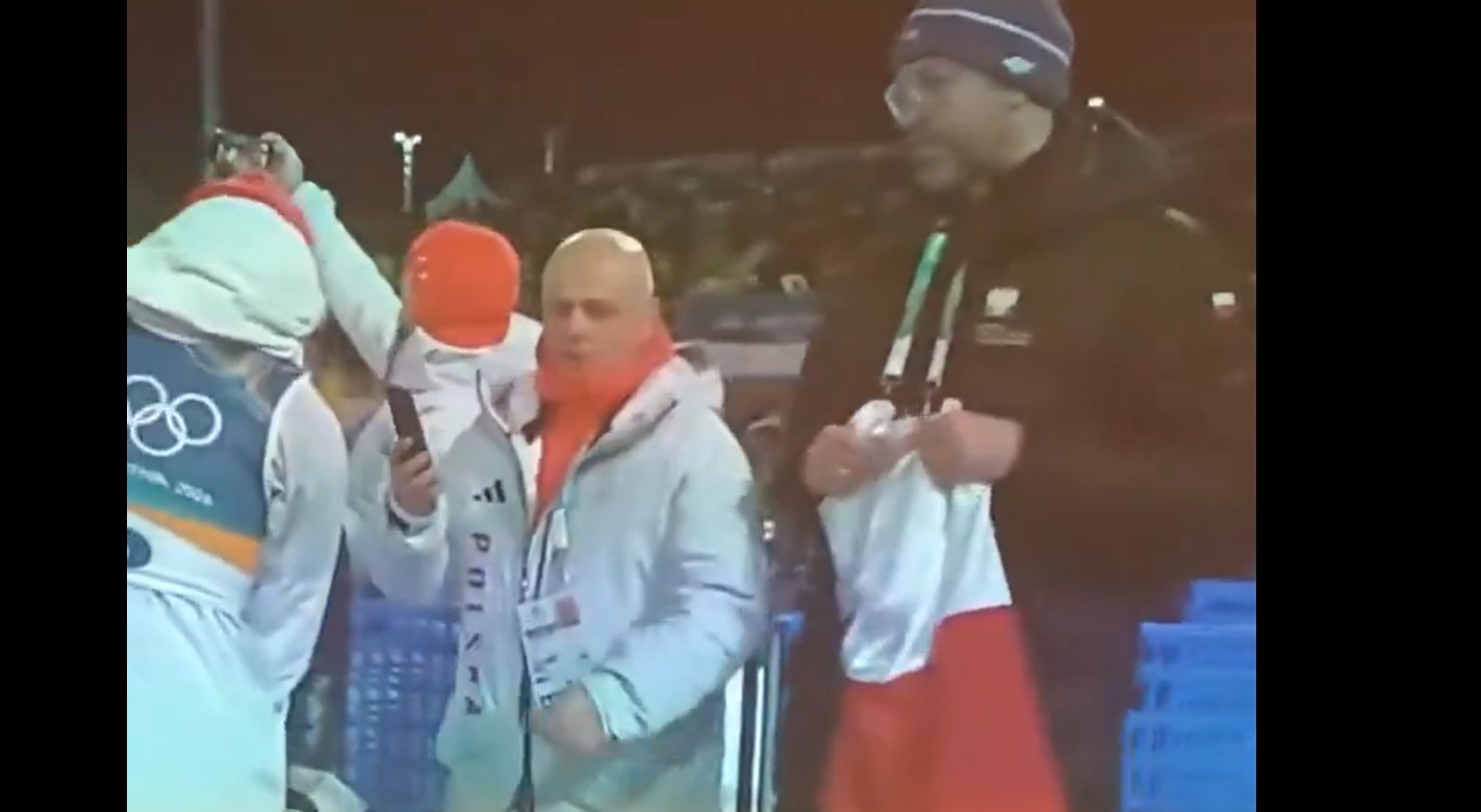 Tak minister z KO próbował zrobić zdjęcie z Tomasiakiem. Nagranie trafiło do sieci [WIDEO]