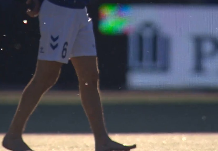 Niebywała sytuacja w polskiej ekstraklasie. Piłkarz wyszedł na zmrożoną murawę… na bosaka [WIDEO]