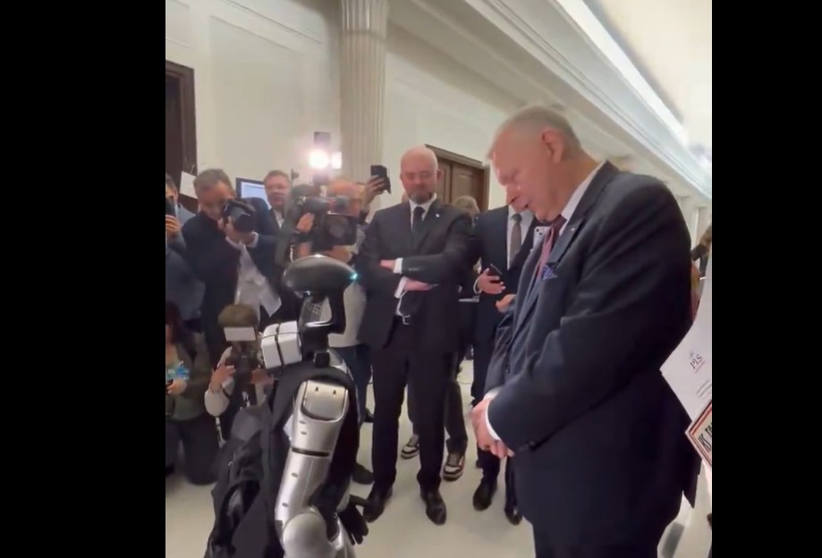 Marek Suski rozmawiał w Sejmie… z robotem. Wideo podbija internet [WIDEO]