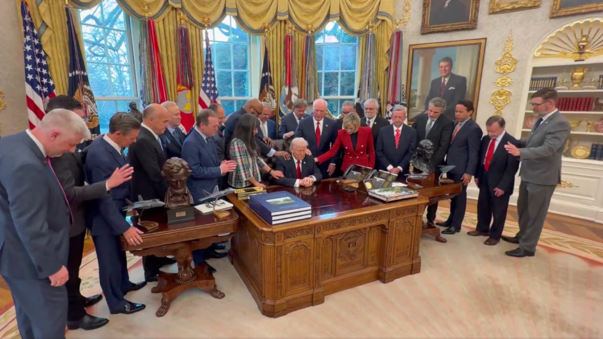 Trump błogosławiony w Gabinecie Owalnym. Niezwykła scena [WIDEO]