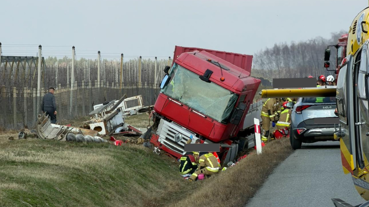 Dramatyczny wypadek koło Grójca. Kierowca i pasażer wypadli przez szybę