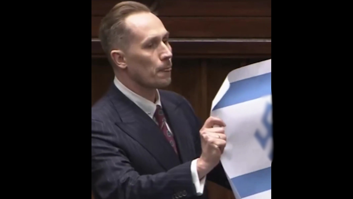 Berkowicz w Sejmie pokazał flagę Izraela ze swastyką. Wybuchła burza [WIDEO]