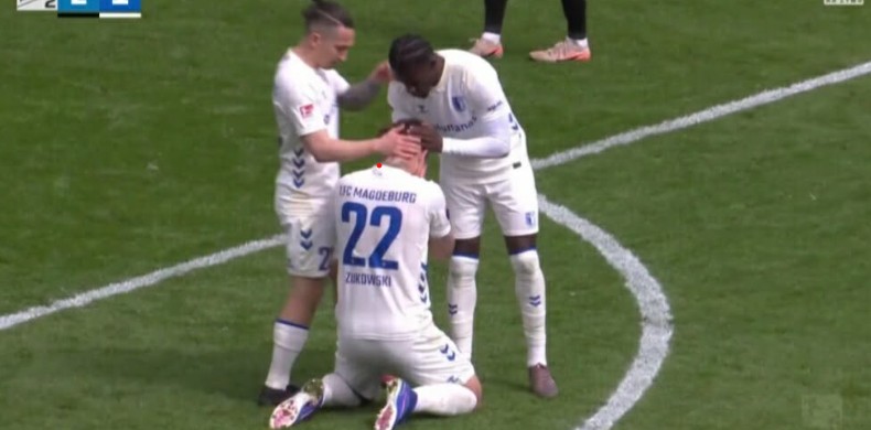 Niemcy: polski piłkarz po strzeleniu gola padł na kolana. Oddał hołd Jackowi Magierze