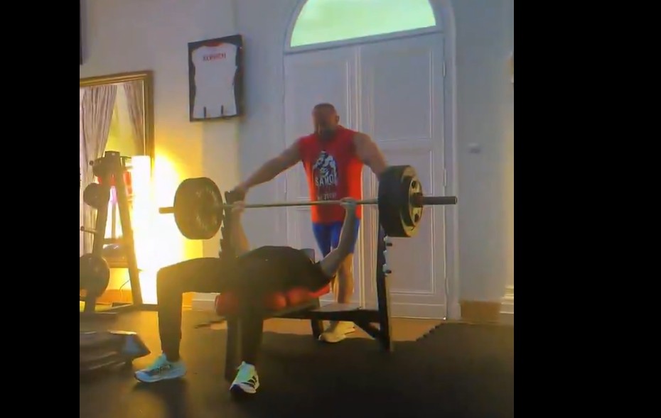 Nawrocki ćwiczył z Pudzianowskim… w Pałacu Prezydenckim. Nagrania obiegły sieć [WIDEO]