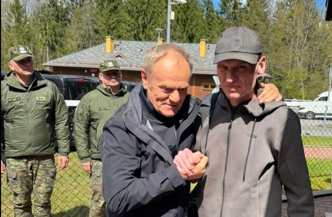 Tusk ujawnił, jakie były pierwsze słowa Poczobuta po przekroczeniu granicy