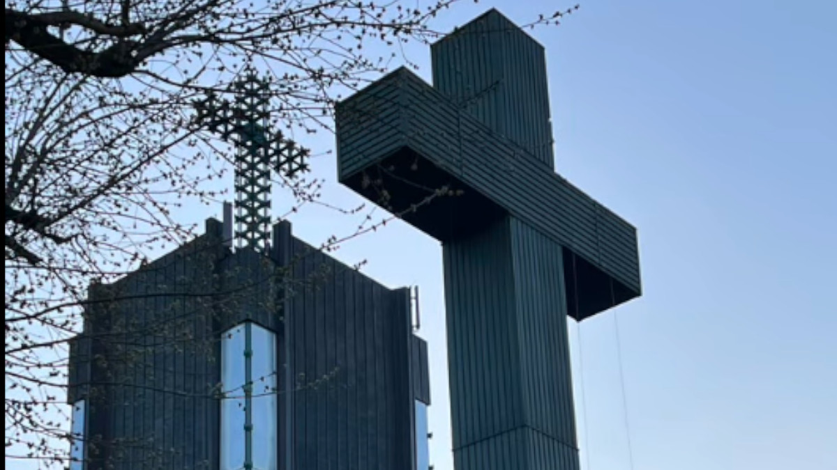 Krzyż papieski zapalił się od tego? Policja podała możliwą przyczynę pożaru