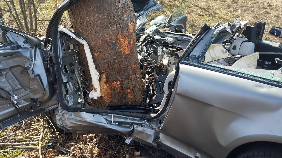 Wypadek. Tyle zostało z auta. Cudem nikt nie zginął [FOTO]