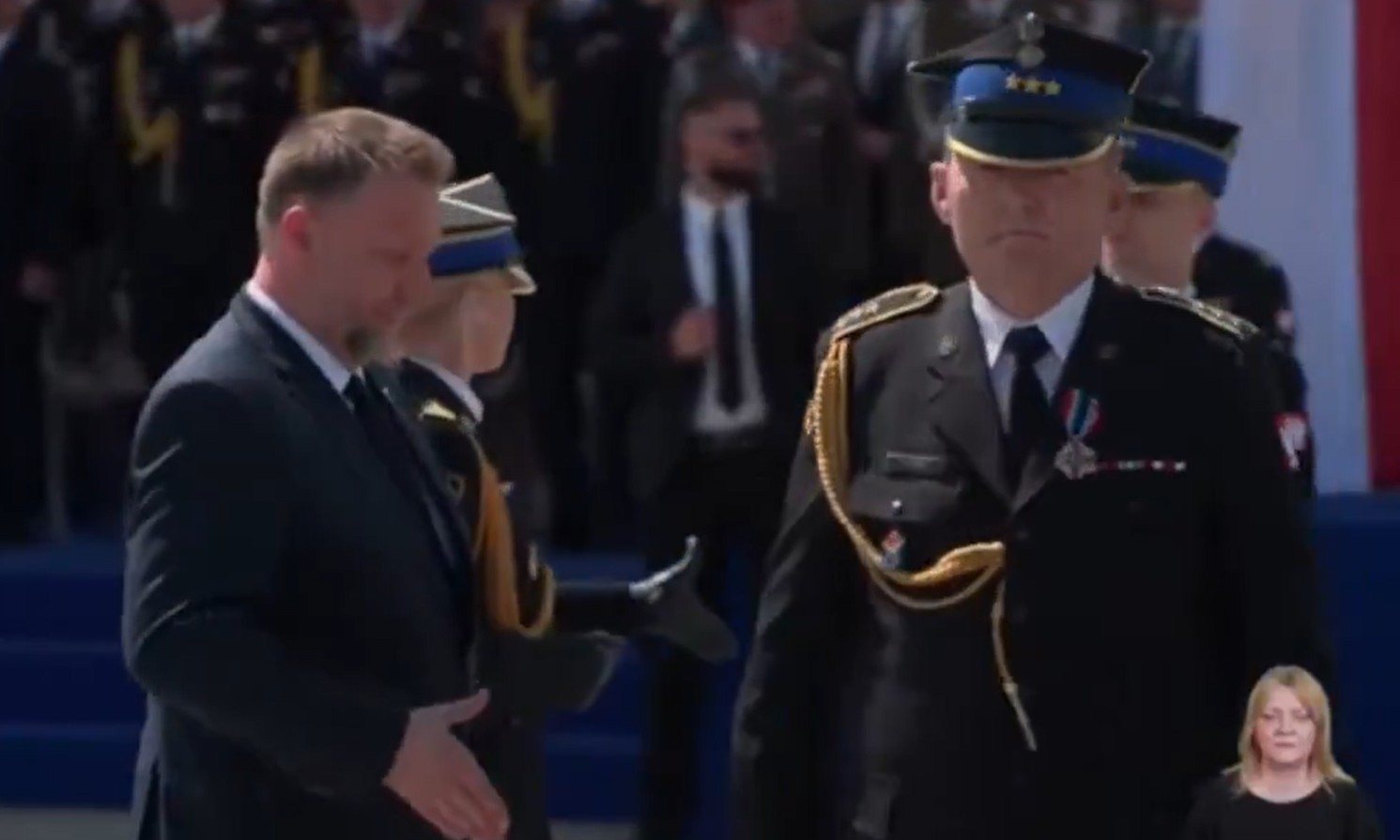 Kierwiński chciał podać rękę strażakowi. Ten… nagle odszedł [WIDEO]