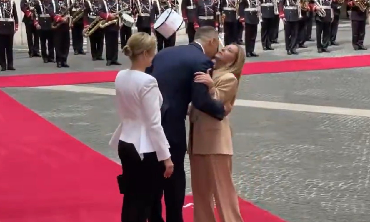 Nawrocki u Meloni. Ich powitanie mówi wszystko [WIDEO]