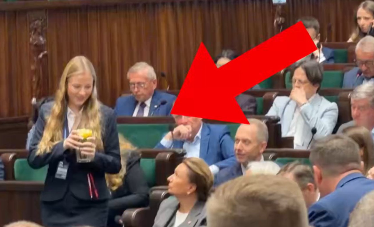 Donoszą lemoniadę polityk Koalicji Obywatelskiej na salę plenarną. Żenujące obrazki w Sejmie [WIDEO]