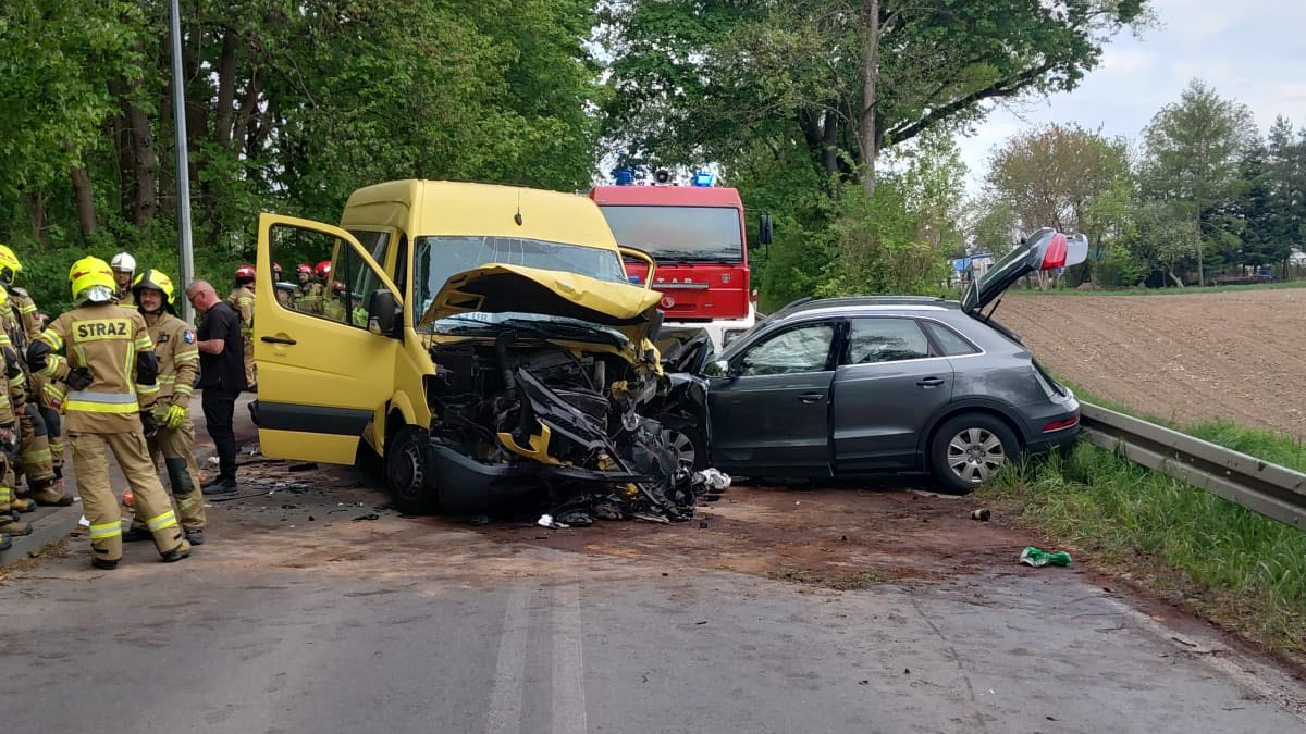 Bus zderzył się z audi. Jedna osoba nie żyje, ponad 20 rannych
