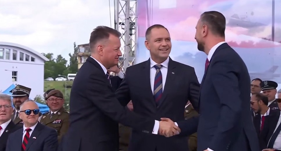 F-35: Nawrocki poprosił Kosiniaka-Kamysza, żeby wstał i przywitał się z Błaszczakiem [WIDEO]