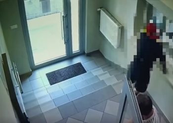 Ukradł biżuterię za 14 tysięcy i schował się na… komendzie. Wszystko jest nagrane [WIDEO]
