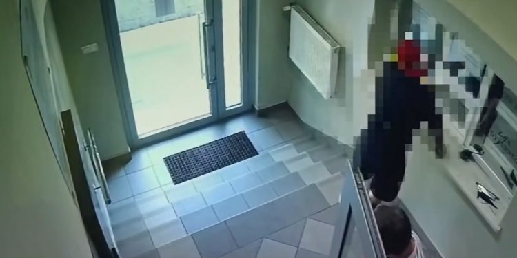 Ukradł biżuterię za 14 tysięcy i schował się na… komendzie. Wszystko jest nagrane [WIDEO]
