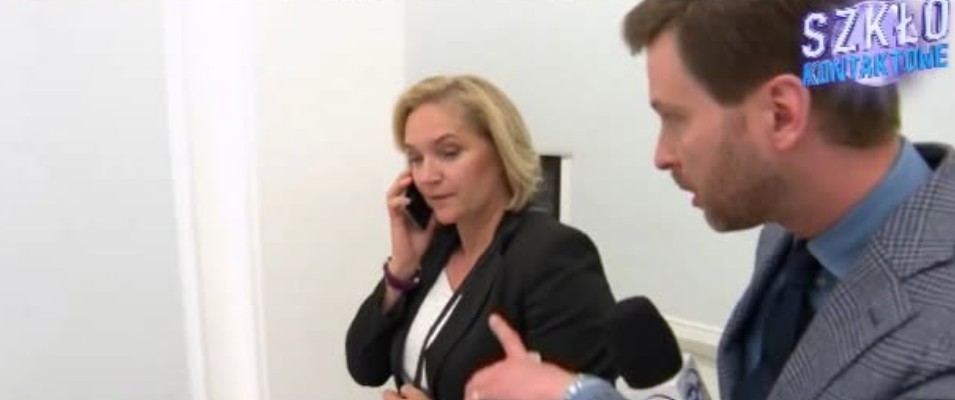 Posłanka PiS udawała, że rozmawia przez telefon. Zadzwonił do niej dziennikarz [WIDEO]