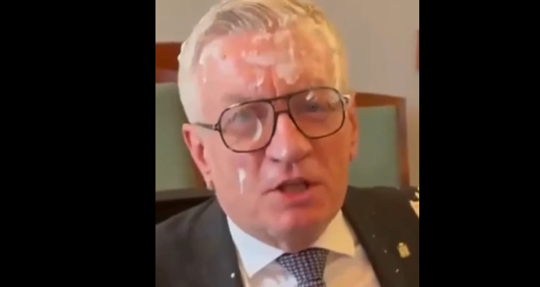 Poznań: potężna awantura na Sesji Rady Miasta. Prezydent dostał ciastem w twarz! [WIDEO]