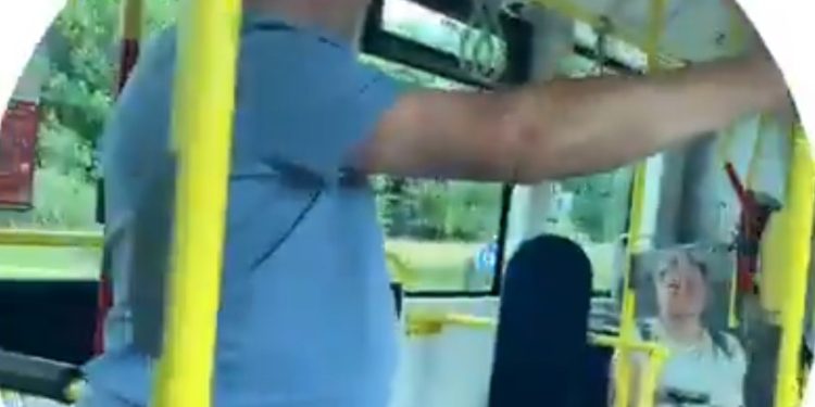 Polak naubliżał młodym Ukrainkom w autobusie. Teraz może stracić pracę [WIDEO]
