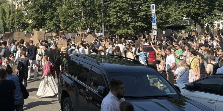 Ukraińcy protestują przeciw Zełenskiemu. Tłumy na ulicach