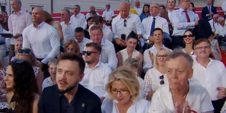 Tego Nawrocki się nie spodziewał. Ludzie naglę zaczęli wstawać z miejsc [WIDEO]