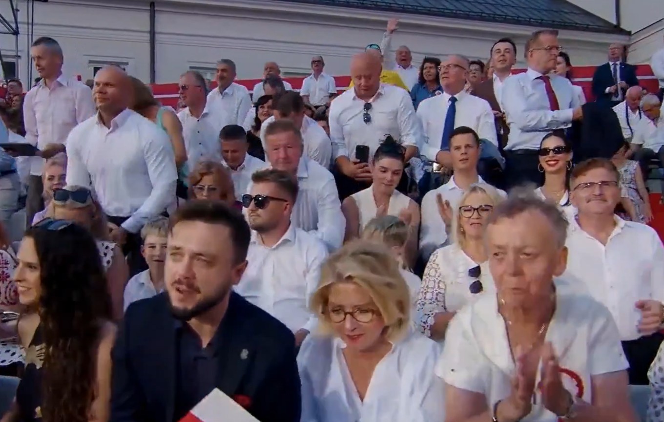 Tego Nawrocki się nie spodziewał. Ludzie naglę zaczęli wstawać z miejsc [WIDEO]