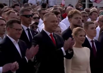 Rocznica Nawrockiego. Hymn Polski… w nietypowym wykonaniu, a zaraz po nim gwiazda rapu [WIDEO]