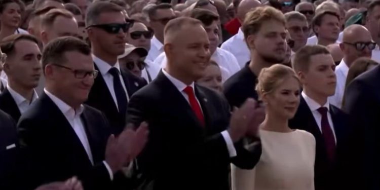 Rocznica Nawrockiego. Hymn Polski… w nietypowym wykonaniu, a zaraz po nim gwiazda rapu [WIDEO]