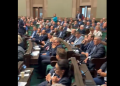 Posłowie PiS zaczęli szczekać w Sejmie. Polityk udostępnił nagranie. „Hau, Hau!” [WIDEO]