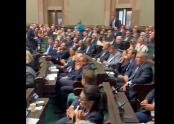 Posłowie zaczęli szczekać w Sejmie. Polityk udostępnił nagranie. „Hau, Hau!” [WIDEO]