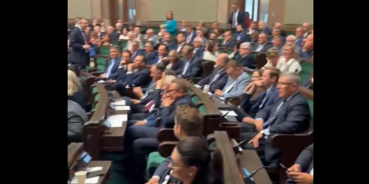 Posłowie zaczęli szczekać w Sejmie. Polityk udostępnił nagranie. „Hau, Hau!” [WIDEO]