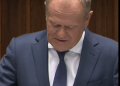 Tusk odczytywał publicznie zeznania. Nagle kamery pokazały twarz Kaczyńskiego [WIDEO]