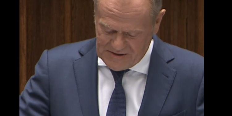 Tusk odczytywał publicznie zeznania. Nagle kamery pokazały twarz Kaczyńskiego [WIDEO]