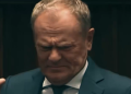 Tusk nagle przerwał swoje wystąpienie. Wskazał palcem na jedną osobę. „Co to jest?” [WIDEO]