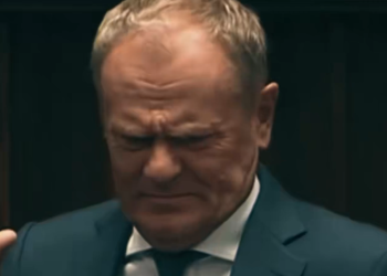 Tusk nagle przerwał swoje wystąpienie. Wskazał palcem na jedną osobę. „Co to jest?” [WIDEO]