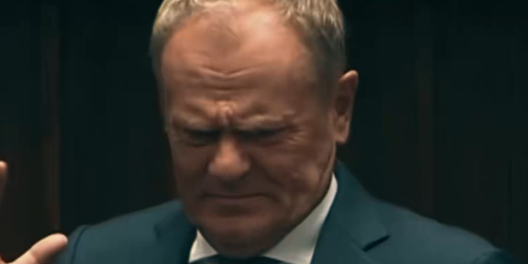 Tusk nagle przerwał swoje wystąpienie. Wskazał palcem na jedną osobę. „Co to jest?” [WIDEO]
