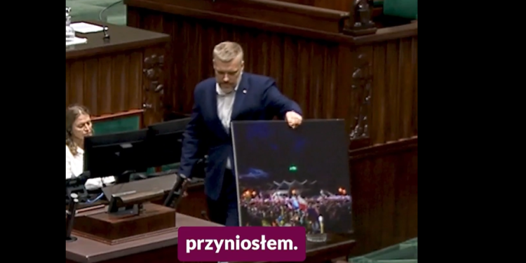 Zandberg wszedł na mównicę i pokazał Tuskowi zdjęcie. Mina premiera mówi wszystko [WIDEO]