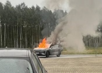 Chińskie auto doszczętnie spłonęło na S19. Pasażerowie cudem ocaleli