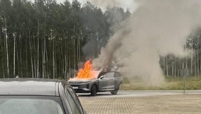 Chińskie auto doszczętnie spłonęło na S19. Pasażerowie cudem ocaleli