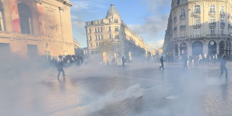 Francja wprowadza godzinę policyjną. Reakcja na gwałtowne zamieszki