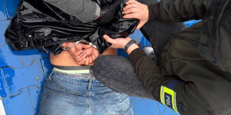 Obcokrajowiec rzucił się z tasakiem w centrum Warszawy. Policja podaje szczegóły