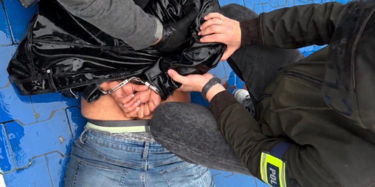 Obcokrajowiec rzucił się z tasakiem w centrum Warszawy. Policja podaje szczegóły