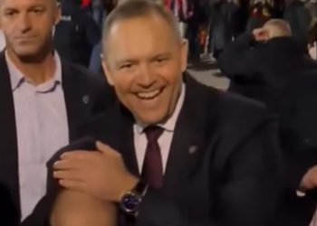 Nawrocki zobaczył symbol na czapce chłopca. Od razu go zasłonił