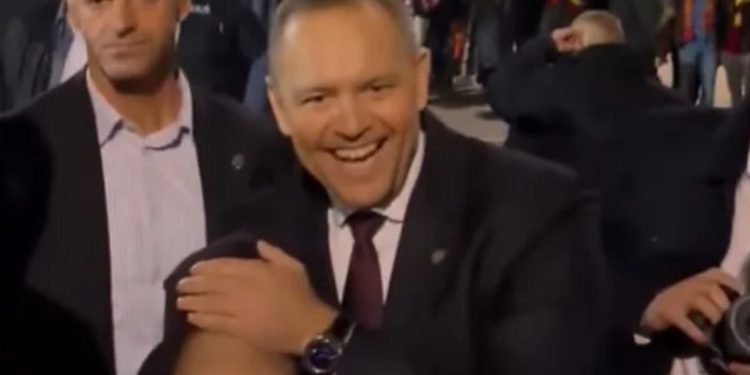 Nawrocki zobaczył symbol na czapce chłopca. Od razu go zasłonił