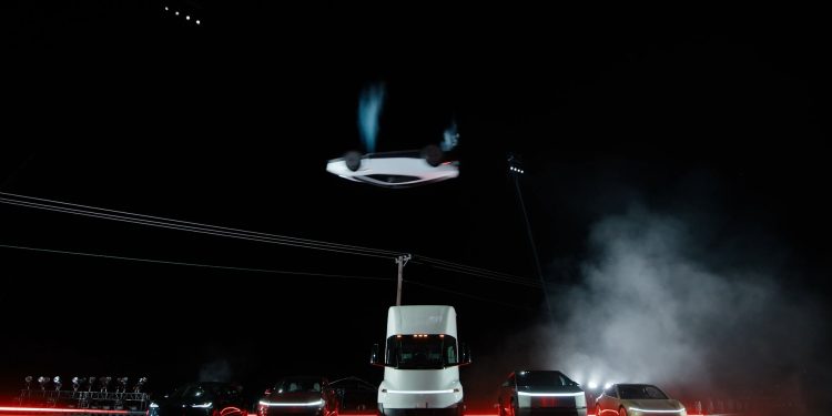 Latający samochód faktem! Zaprezentowano nowe auto Tesli! [WIDEO]