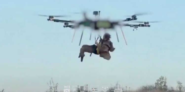 Historyczna ewakuacja na froncie za pomocą drona. Ukraina dokonała przełomu [WIDEO]