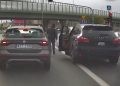 Brutalna napaść kierowcy Porsche w Warszawie. Pobił innych kierowców! [WIDEO]