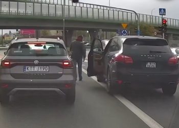 Brutalna napaść kierowcy Porsche w Warszawie. Pobił innych kierowców! [WIDEO]